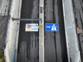 Auf der im Bau befindlichen Berliner Stadtautobahn A 100 legen Aktivist:innen ein 8 x 5 m großes Deutschlandticket neben ein ebenso großes Autobahn-Logo auf der Gegenfahrbahn.