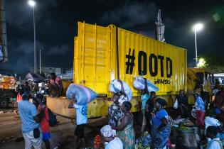 Return-to-Sender-Container auf dem Kantamanto-Markt: Aktivist:innen beladen den Container mit Textilien