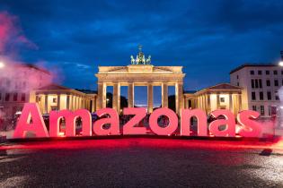 Beleuchtete "Amazonas" Buchstaben vor dem Brandenburger Tor