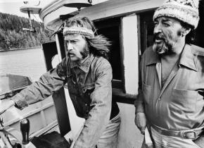 Schwarzweißfoto von Bob Hunter und Ben Metcalfe am Ruder eines Schiffes