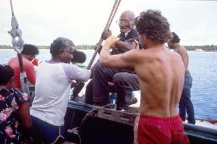 Evakuierung der Inselbewohner von Rongelap nach Mejato durch die Besatzung der Rainbow Warrior. 