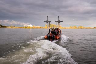 Mikroplastikforschung auf dem Rhein: In der Nähe von Krefeld führen Greenpeace Aktivist:innen eine 24-Stunden-Messung mit einem speziell angefertigten Gerät - dem "Manta-Trawler" - auf Schlauchbooten durch.