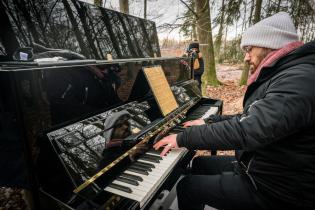 Der Pianist Igor Levit setzt ein musikalisches Zeichen für den Schutz des Dannenröder Waldes in Hessen. Levit spielt auf dem Klavier entlang eines Weges, der für den Ausbau der geplanten Autobahn A49 gerodet wurde. Das Konzert wird mit Lautsprechern zu den Umweltschützern im Wald übertragen. 