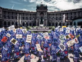 Mit 316 symbolischen Milka-Schokohasen protestieren Greenpeace-Aktivist:innen am Wiener Heldenplatz gegen Waldzerstörung und Menschenrechtsverletzungen entlang der Lieferkette von Milka.
