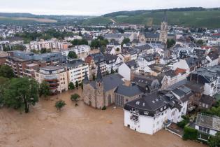 Starker Regen in Bad Neuenahr, Rheinland-Pfalz. In der Nacht und am Tag ist extremer Starkregen gefallen, die Ahr hat Straßen und Keller überflutet, Häuser und Infrastruktur zerstört. 
