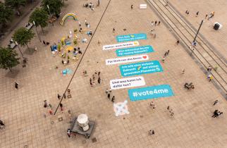 "Vote4Me"-Aktion mit riesigen Chat-Ausdruck auf dem Alexanderplatz in Berli