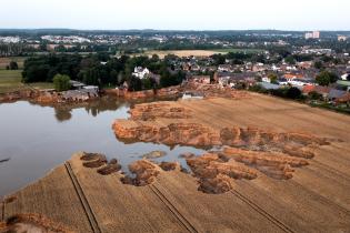 Kiesgrube nach starkem Regen in Erftstadt, Nordrhein Westfalen. Wegen extrem starker Regenfälle haben Flüsse wie die Erf Straßen und Keller überflutet, Häuser und Infrastruktur zerstört. Schlammmassen bedecken die Dörfer. 