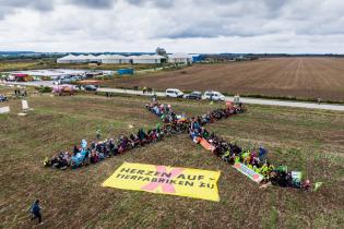 Greenpeace-Aktivist:innen und Anwohnende protestieren gegen Neuaufbau einer Schweinezuchtanlage in Alt Tellin