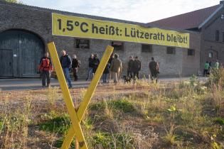 mit Protestbannern wehrt sich das Dorf Lützerath gegen seine Abbaggerung für Kohle.