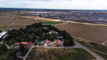 Luftaufnahme des Dorfs Lützerath an der Abbruchkante des Braunkohletagebaus Garzweiler II. 
