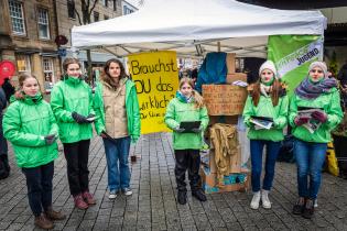 “Die JAGs bauen vor einem Kaufhaus in Osnabrück einen hohen Turm aus Verpackungskartons von online bestellbaren Waren auf. Das geltende Verpackungsgesetz reicht nicht aus, um vor allem die Flut an Einwegplastik zu bekämpfen. Die Jugendlichen fordern Verbesserungen ein. Die Aktion der JAGs ist Teil der ""Make Something Week"" (Make Smthng), die international von Greenpeace-Freiwilligen organisiert wird, um in der Vorweihnachtszeit und den ""Black Friday"" auf Konsumalternativen aufmerksam zu machen."