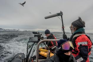 Videoproduzent Matt Kemp und Funker Mir Rodriguez richten die Kamera und die Verbindung für das "Antarctic Portal Event" in der Antarktis ein.
