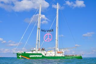 Die Rainbow Warrior 2 hisst eine Friedensflagge im Mittelmeer gegen den Krieg in der Ukraine