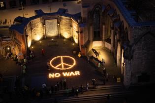Mahnwache in Hamburg für Frieden in der Ukraine.Wie in vielen anderen deutschen Städten bringen hunderte von Kerzen gemeinsam den Schriftzug "NO WAR" zum Leuchten. 