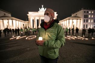 Mahnwache in Berlin für Frieden in der Ukraine.Wie in vielen anderen deutschen Städten bringen hunderte von Kerzen gemeinsam den Schriftzug "NO WAR" zum Leuchten. 
