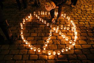 Mahnwache in Marburg für Frieden in der Ukraine.Wie in vielen anderen deutschen Städten bringen hunderte von Kerzen gemeinsam den Schriftzug "NO WAR" zum Leuchten. 