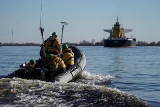 Greenpeace Aktivist:innen sind auf dem Weg, um in zwei Meter hohen Buchstaben "Frieden - nicht Öl" in englischer Sprache auf die Seite des 40.000-Tonnen-Tankers Seasprat zu malen, der verarbeitetes Öl aus dem russischen Ostseehafen Primorsk liefert.