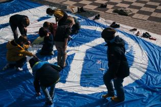 Gemeinsam mit über 200 Schüler:innen lassen Greenpeace und Students for Future ein großes Banner mit einer Friedenstaube unter einem Heißluftballon in Oberdorla in den Himmel fliegen. Die Schüler:innen druckten eine Taube als Symbol des Friedens auf ein Banner. 