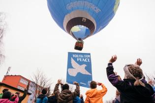 Gemeinsam mit über 200 Schüler:innen ließen Greenpeace und Students for Future ein großes Banner mit einer Friedenstaube unter einem Heißluftballon in Oberdorla in den Himmel fliegen. 