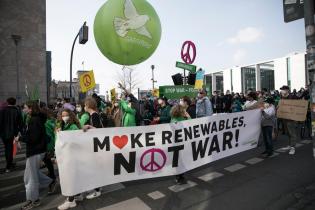 Der erste globale Klimastreik seit Beginn des Krieges. Mit PEACE-Buchstaben, wandelnden Luftballons und Bannern protestiert Greenpeace gemeinsam mit Fridays for Future und anderen Akteuren in mehr als 200 Städten für Klimaschutz und Frieden. 