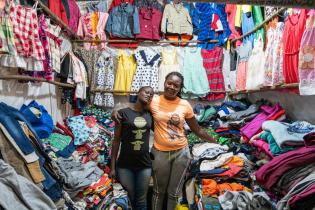 Textil- und Plastikmüll auf der Dandora-Mülldeponie in Nairobi