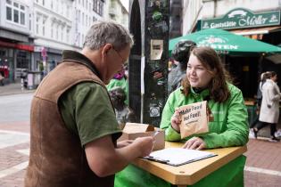 Aktion gegen Essen im Tank in Hamburg: ein Passant unterschreibt die Petition