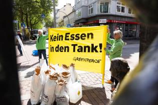 Aktion gegen Essen im Tank in Hamburg: Banner mit Getreidesäcken