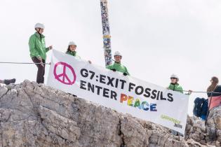 zu G7: Greenpeace-Jugendliche protestieren auf dem Gipfel  der Zugspitze