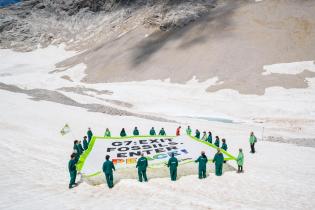 zu G7: Greenpeace-Jugendliche protestieren auf dem Gletscher  der Zugspitze