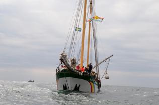 Die Besatzung des Greenpeace-Schiffs Beluga und des beauftragten Hilfsschiffs Fehn Coast legen Steine auf den Meeresboden im Natura 2000-Meeresschutzgebiet, um die Grundschleppnetzfischerei in diesem Gebiet zu verhindern.