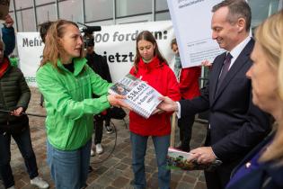 Marissa Reiserer von Greenpeace übergibt Volker Wissing die Petition