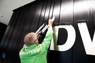 Protest im Foyer der DWS, Frankfurt: Aktivist bemalt DWS-Logo