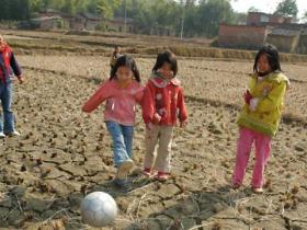 China: Kinder spielen Ball