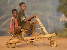 Kinder auf einem Holzrad
