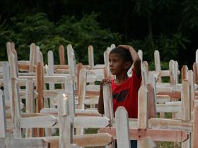 Brasilianisches Kind zwischen 820 Kreuzen