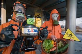 Greenpeacer überreichen Pestizid-Pokal