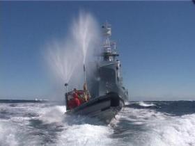 Greenpeace-Schlauchboot und japanischer Walfänger