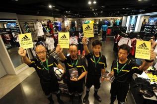 Greenpeace-Aktivisten haben heute in einem Adidas-Store in Hong-Kong verkleidet als Schiedsrichter mit gelben Karten Adidas angemahnt, gefährliche Chemikalien aus ihrer Produktion zu verbannen.