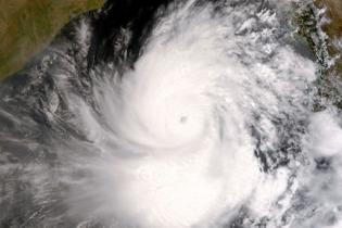 Satellitenaufnahme des Zyklons Nargis, der 2008 Burma verwüstete. Der Wirbelsturm raste mit Spitzengeschwindigkeiten bis 250 Kilometern/Stunde über die burmesische Küste hinweg und zerstörte die Ernte im wichtigsten burmesischen Reisanbaugebiet
