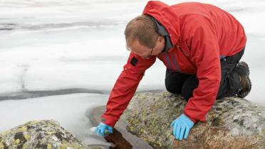 Auf den Spuren der Dauergifte: Greenpeace-Chemiker Manfred Santen bei einer Probenahme im Gebiet der Macuner Seen in den Schweizer Alpen, Juni 2015