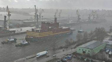Schwimmendes Atomkraftwerk Akademik Lomonosov wird aus St. Petersburg geschleppt