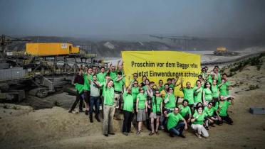 20. Dezember 2013: 40 Greenpeace-Aktivisten aus 15 Ländern protestieren gegen die Umsiedlung der Proschimer, deren Ort einem neuen Tagebau weichen soll 