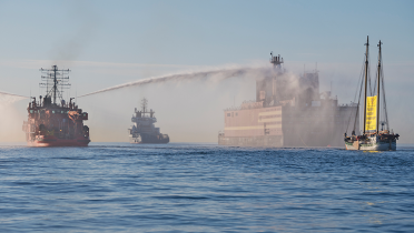 Mit Wasserwerfen versuchten die Geleitboote der Akademik Lomonosov, den friedlichen Protest der Greenpeace-Aktivisten zu stoppen.