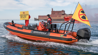 Greenpeace-Aktivisten protestieren in Schlauchbooten auf der Ostsee gegen Russlands schwimmendes AKW Akademik Lomonosov