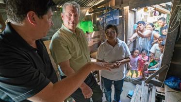 Al Gore besucht Menschen auf den Philippinen, deren Häuser der Taifun Haiyan 2013 zerstörte.