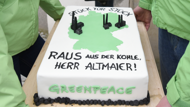 Torte mit Kohlekraftwerken aus Marzipan. Bundeswirtschaftsminister Peter Altmaier erhielt sie an seinem ersten Tag im Amt von Greenpeace-Aktivisten.