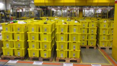 Gelbe Kisten im Amazonlager