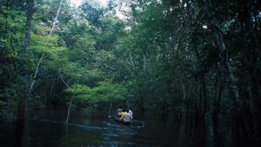 Deni-Indianer paddeln im Kanu auf dem Fluss Cuniua in Brasilien, Februar 2001