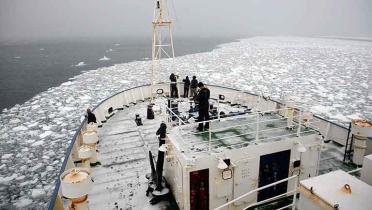 Das Greenpeace Schiff MV Esperanza erreicht die Eisgrenze im Südpolarmeer, Februar 2007