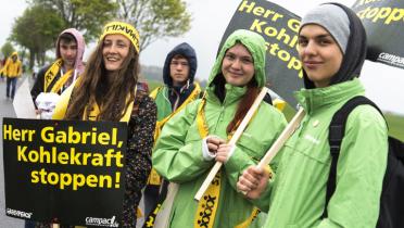 Fünf Jugendliche in grünen Greenpeace-Jacken halten Schilder hoch, auf denen steht: "Herr Gabriel, Kohlekraft stoppen!"